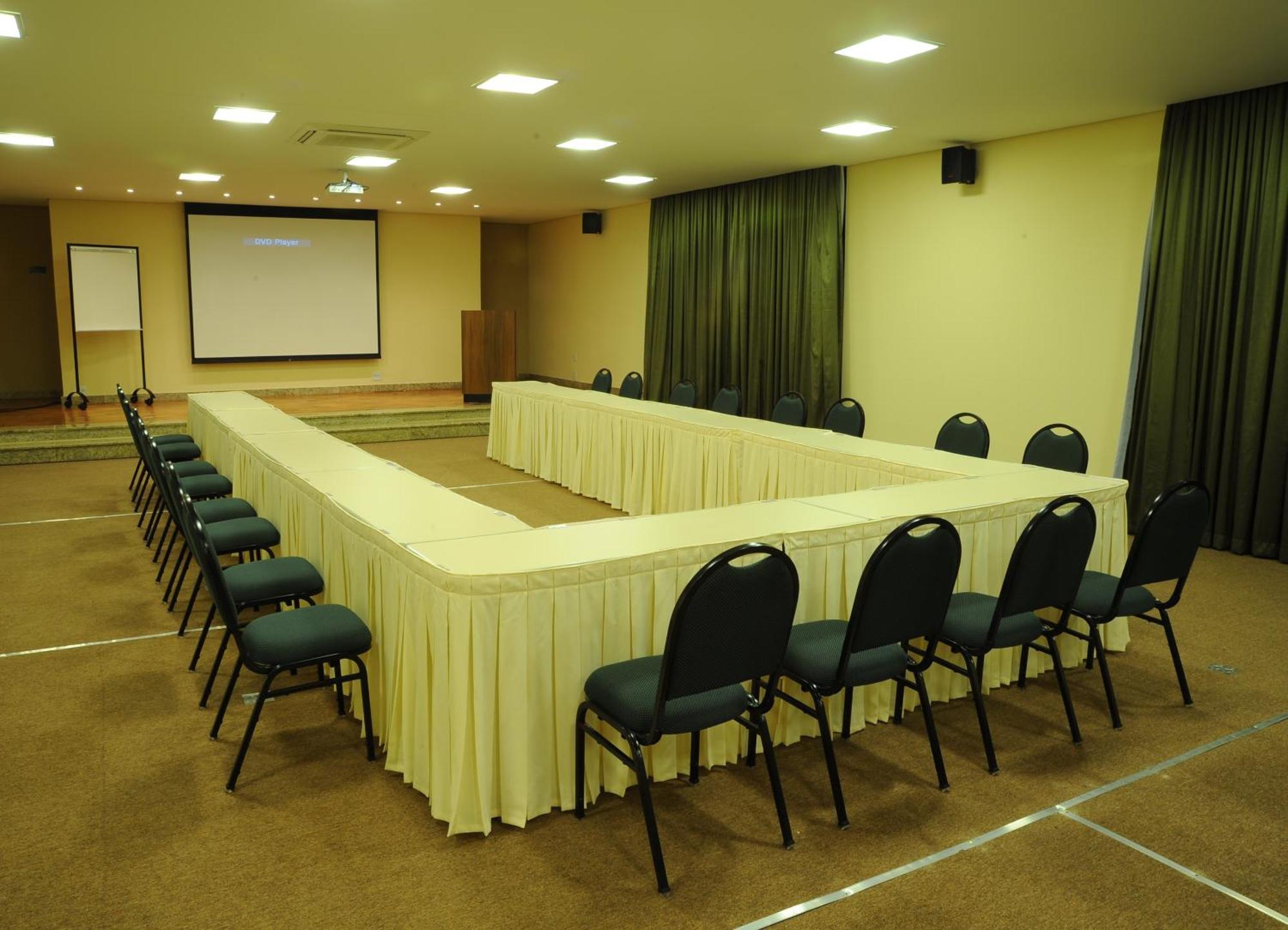 Ramada By Wyndham Furnaspark Формига Экстерьер фото