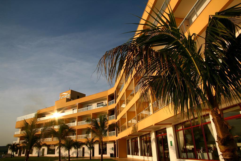 Ramada By Wyndham Furnaspark Формига Экстерьер фото